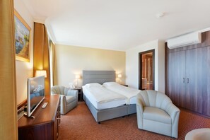 Superior Twin Room, Balcony, Lake View | Minibar, in-room safe, desk, soundproofing - Hotel Elite (Lausanne)
