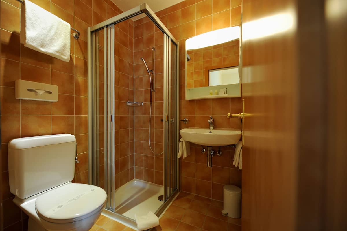 standard single room | bathroom | hair dryer, towels
