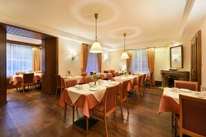 朝食 (ビュッフェ)、毎日提供 (1 名様 20 CHF)