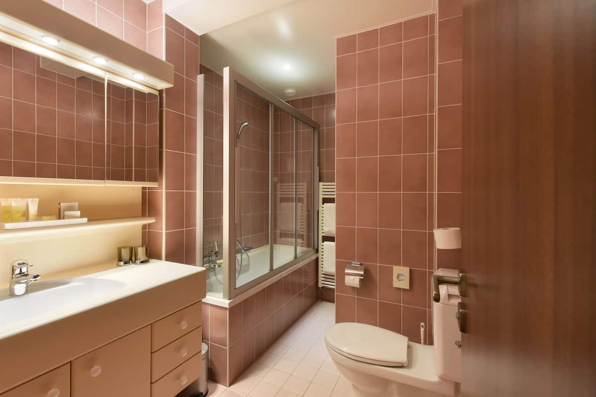 superior double room, lake view | bathroom | hair dryer, towels