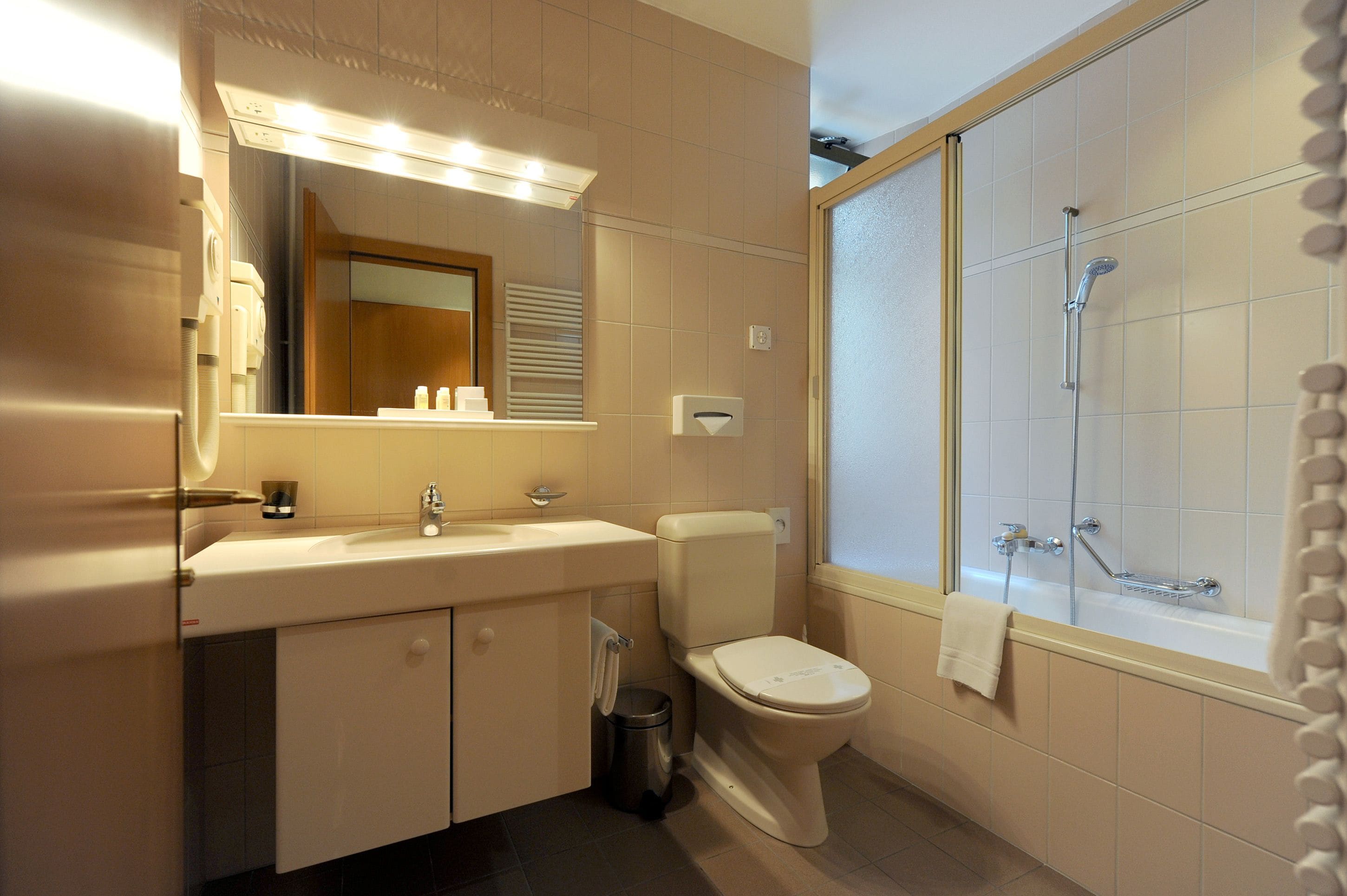 superior single room, balcony, lake view | bathroom | hair dryer, towels