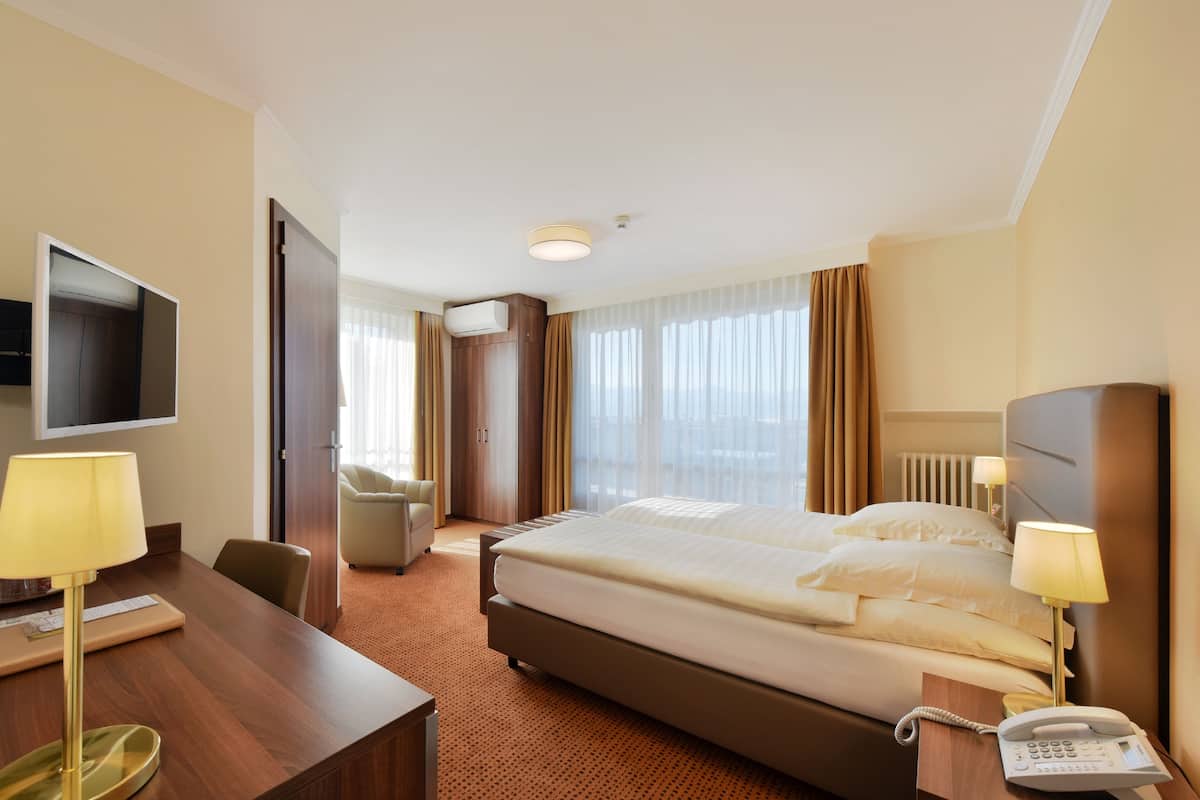 Quarto duplo superior, sacada, vista para o lago | Frigobar, cofres nos quartos, escrivaninha, quartos à prova de som