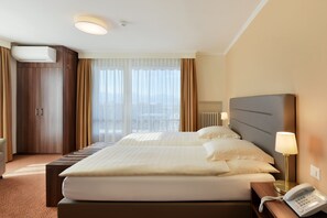 Superior Twin Room, Balcony, Lake View | Minibar, in-room safe, desk, soundproofing - Hotel Elite (Lausanne)