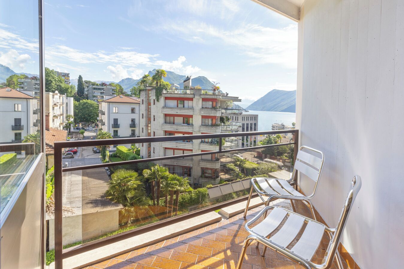 Un balcón con vista a un paisaje urbano y un lago.