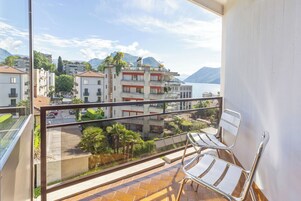 Un balcón con vista a un paisaje urbano y un lago.