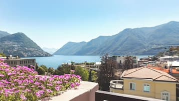 Panoramic-Doppelzimmer, Balkon, Seeblick | Terrasse/Patio