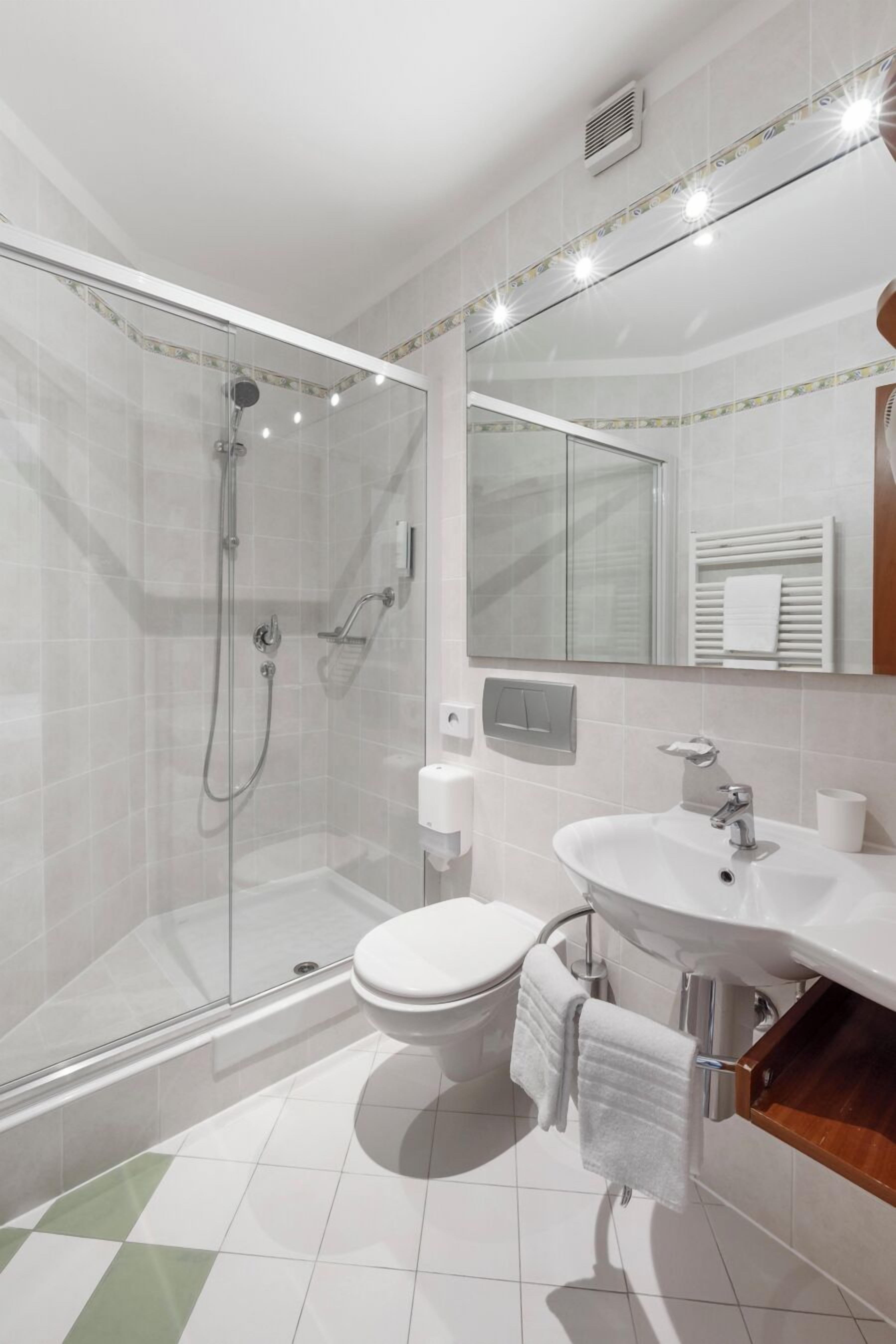 junior suite, partial lake view | bathroom | hair dryer, towels