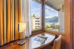 舒适双人房, 阳台 | 防过敏的被褥、迷你吧、客房内保险箱、办公桌