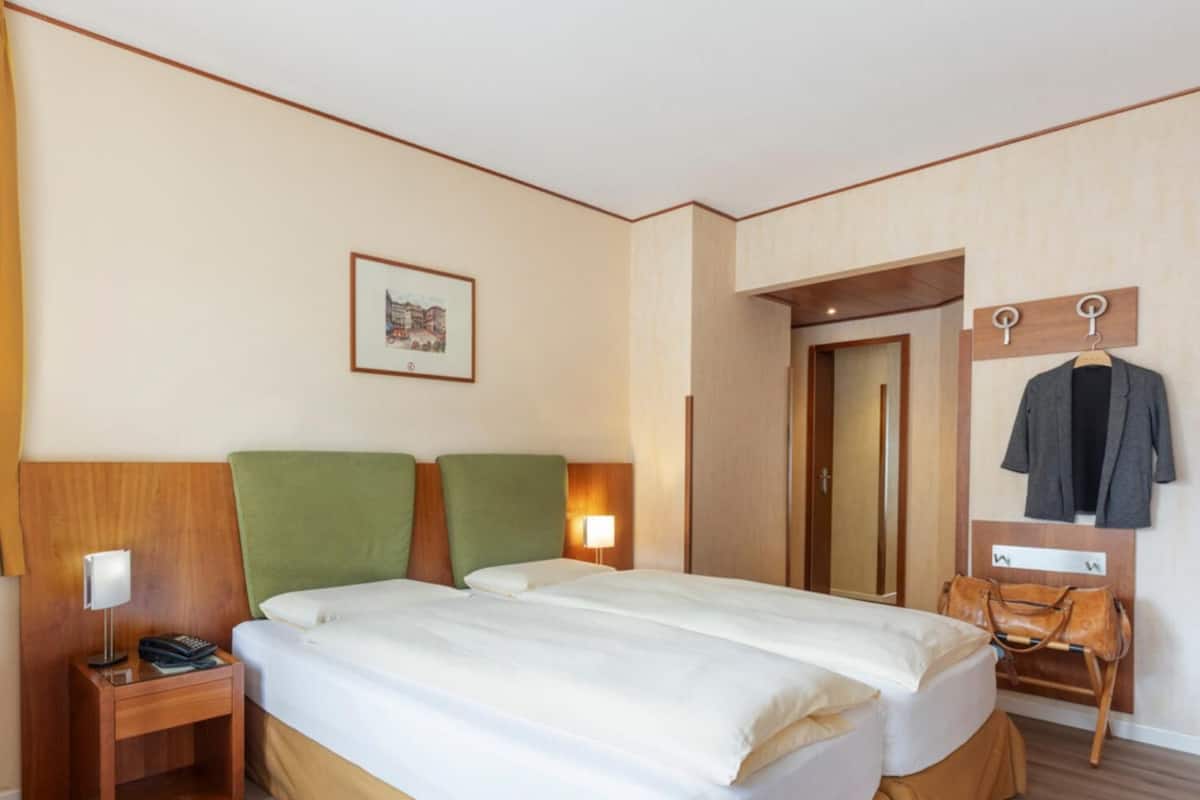 1 bedroom, hypo-allergenic bedding, minibar, in-room safe