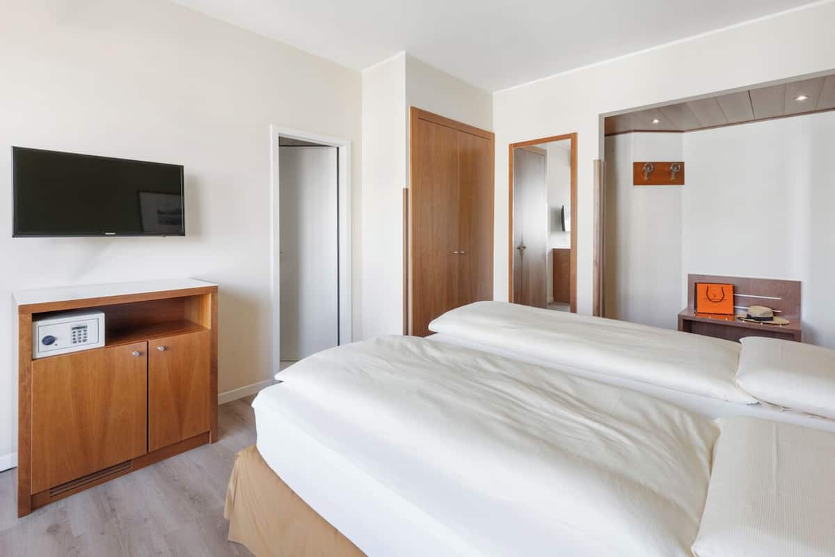 Junior Suite, Partial Lake View | 1 bedroom, hypo-allergenic bedding, minibar, in-room safe