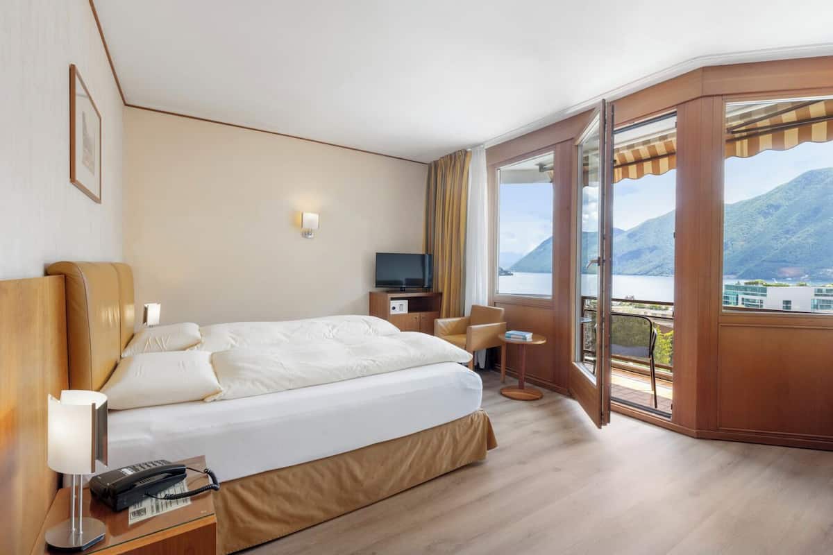 1 bedroom, hypo-allergenic bedding, minibar, in-room safe