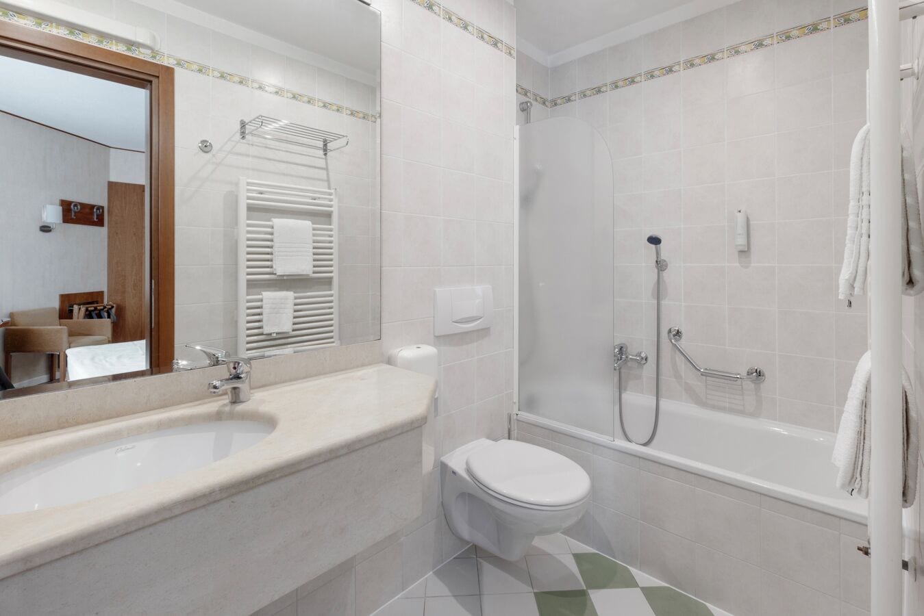 Une salle de bain avec un lavabo, des toilettes et une douche.