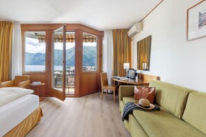 Hypo-allergenic bedding, minibar, in-room safe, desk