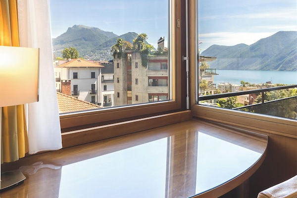 ملاءات للفراش لا تسبب الحساسية وميني بار وخزنة داخل الغرفة ومكتب