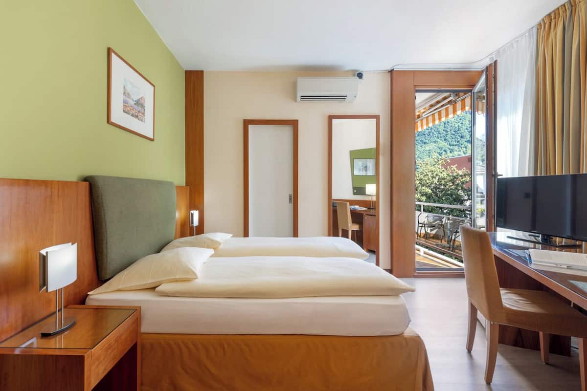 Double Room, 1 Queen Bed | 1 bedroom, hypo-allergenic bedding, minibar, in-room safe