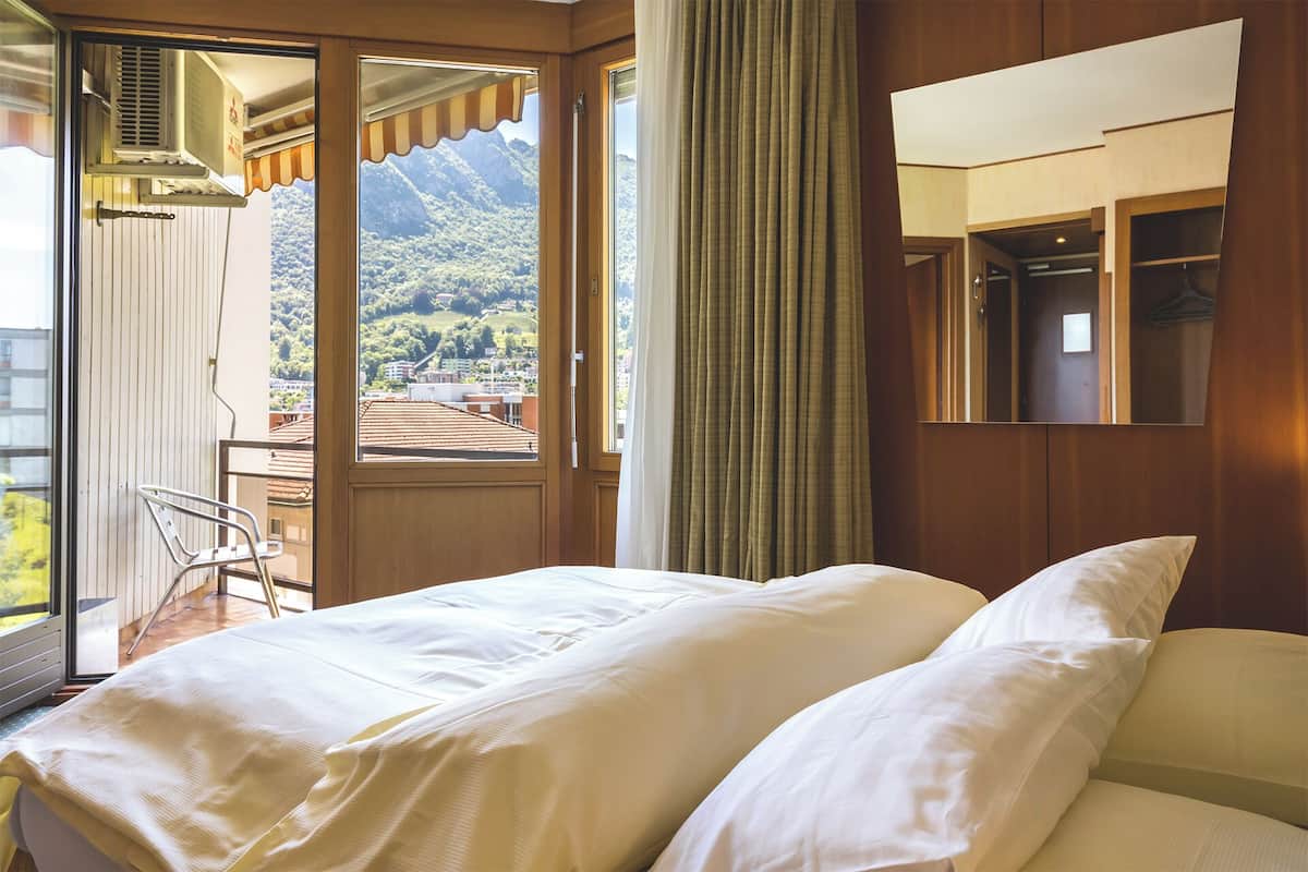 Single Room, 1 Queen Bed | 1 bedroom, hypo-allergenic bedding, minibar, in-room safe