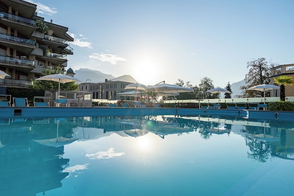 Piscine extérieure (ouverte en saison), parasols de plage