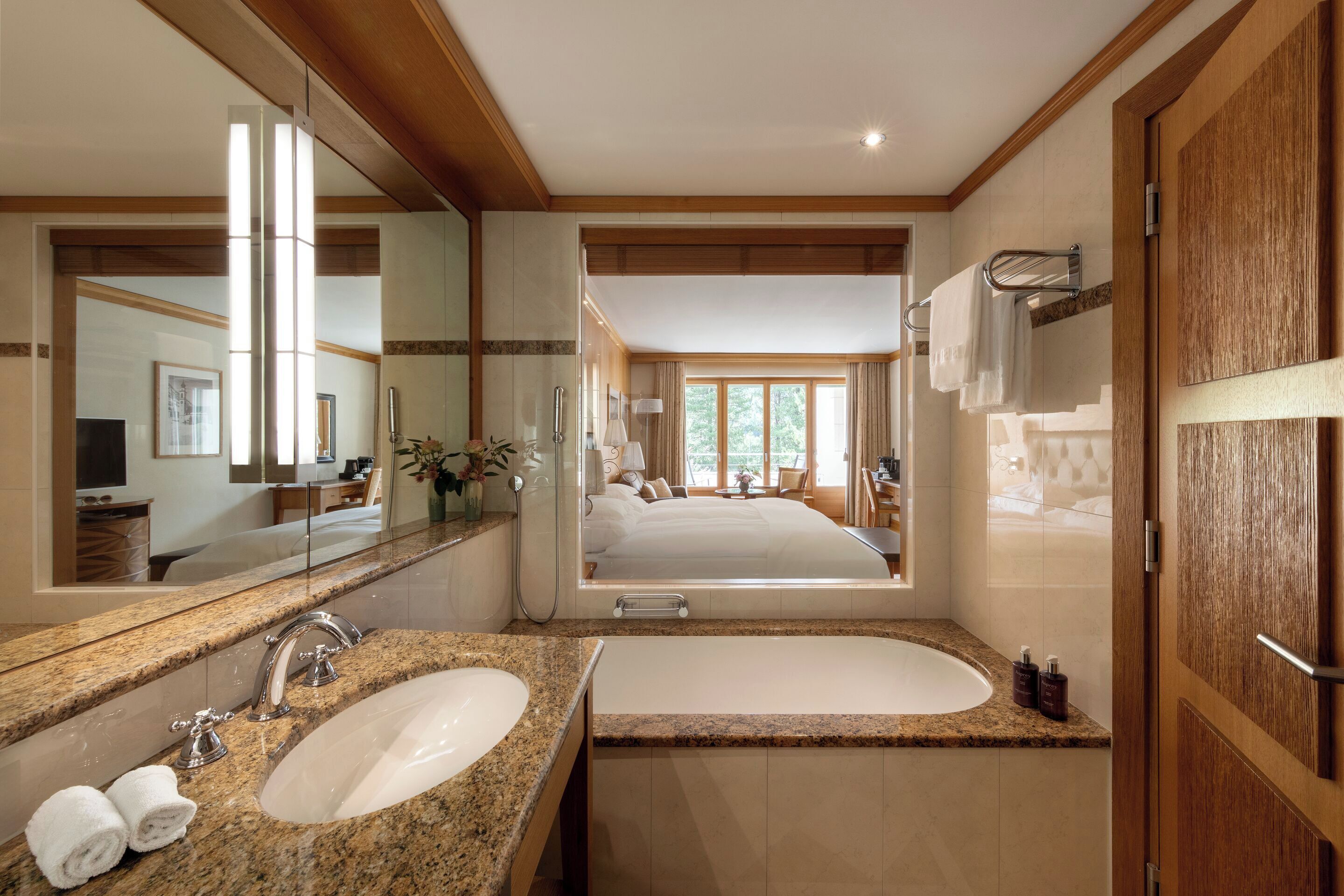 Une salle de bain moderne avec un grand lavabo, un meuble-vasque double et une baignoire.