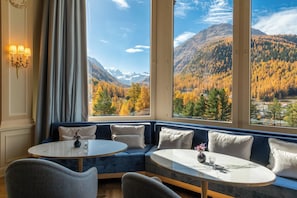 Blick auf den Garten, serviert Mittagessen und Abendessen