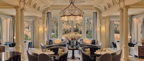 Lobby-lounge