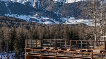 Breakfast and dinner served, international cuisine