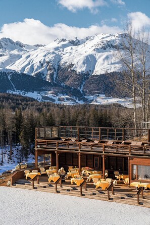 Breakfast and dinner served, international cuisine