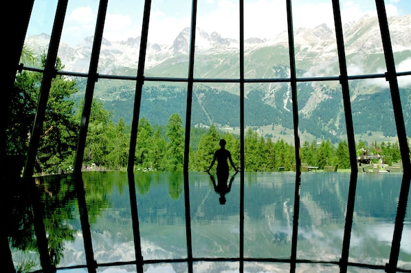 Indoor pool, open 7:00 AM to 8:00 PM, sun loungers - Grand Hotel Kronenhof (Pontresina)