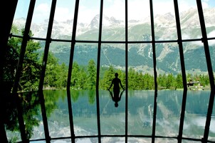 Una piscina techada, sillones reclinables de piscina