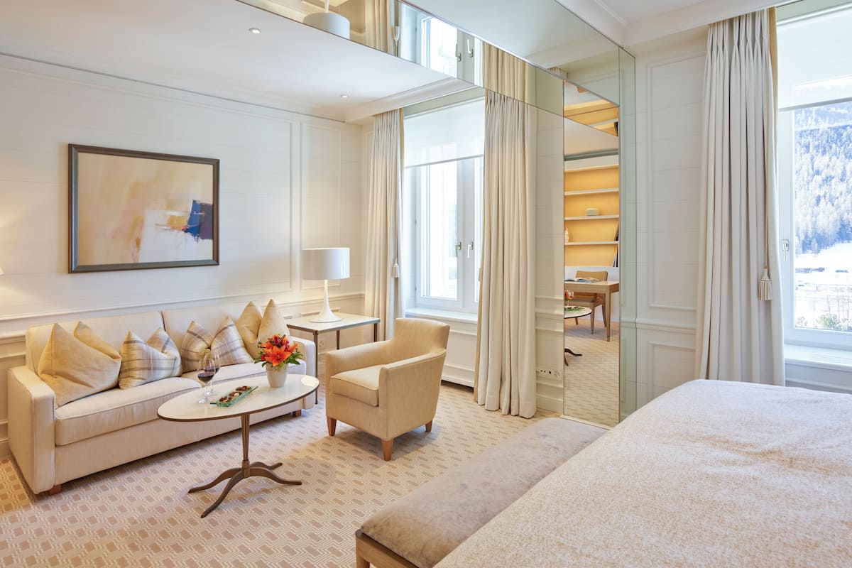 junior suite premium | 1 bedroom, premium bedding, down duvets, minibar