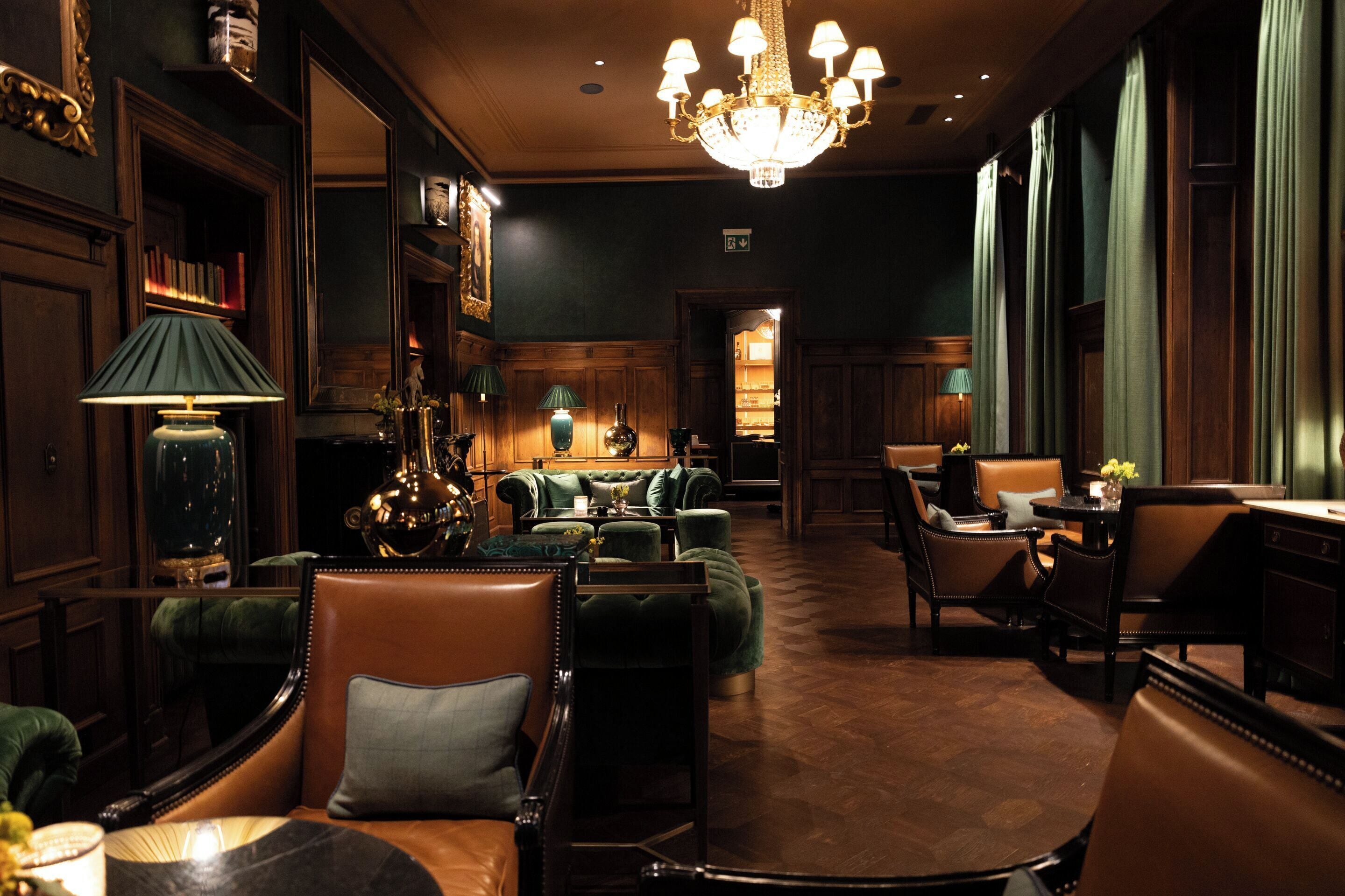 garden views, serves lunch and dinner