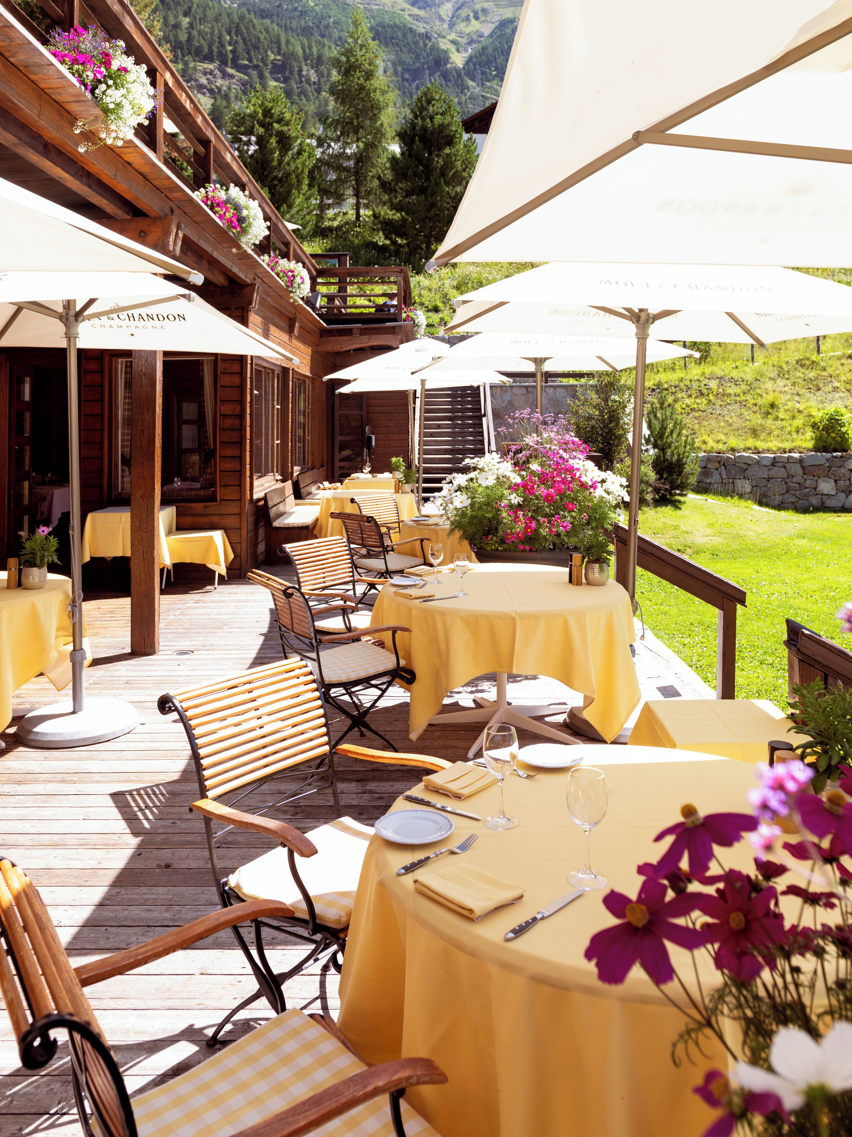 breakfast and dinner served, international cuisine