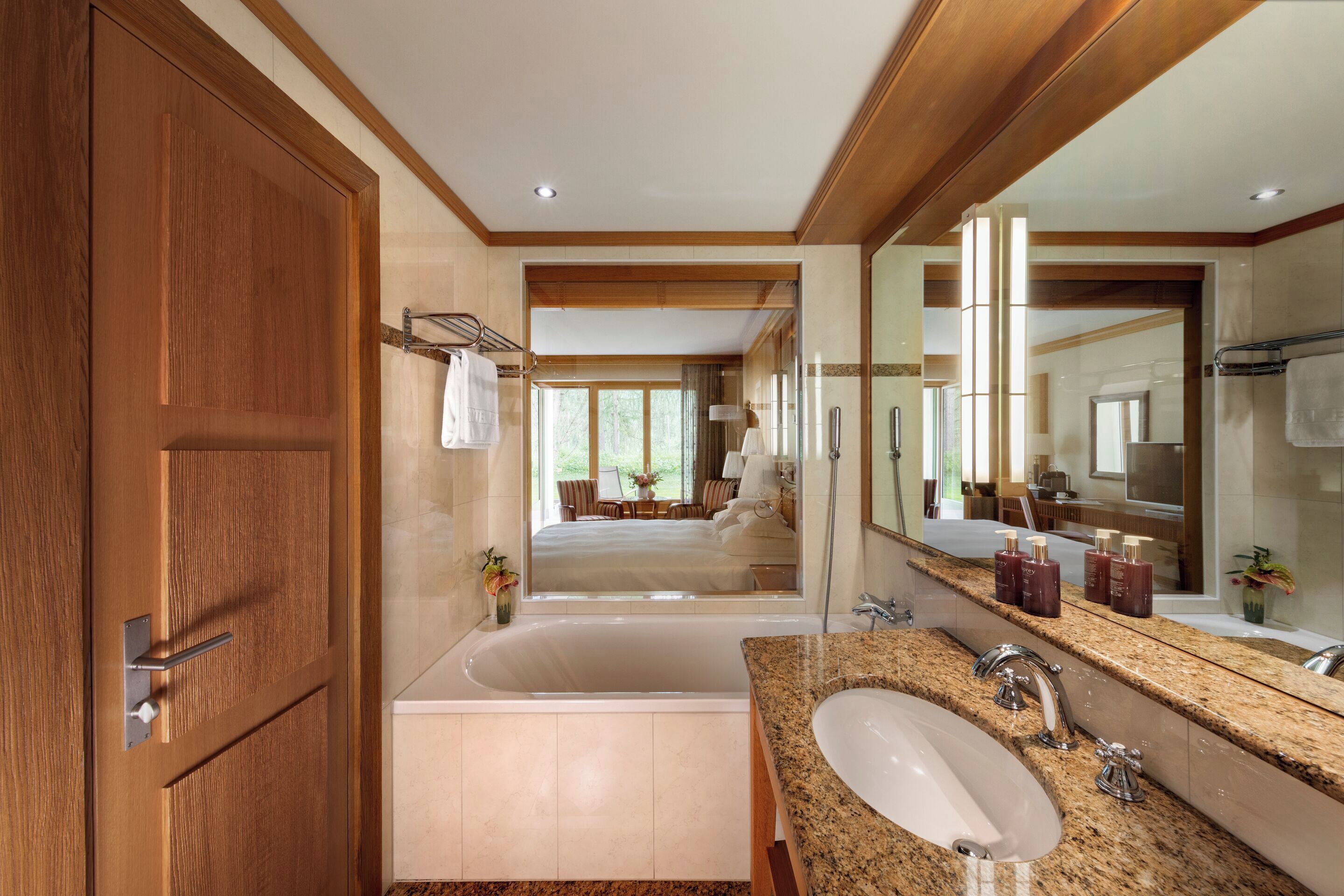 einzelzimmer deluxe | bathroom | designer toiletries, hair dryer, bathrobes, slippers