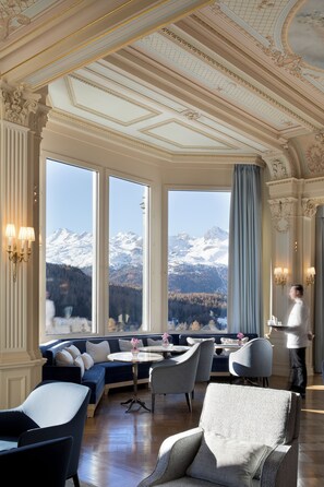 Garden views, serves lunch and dinner