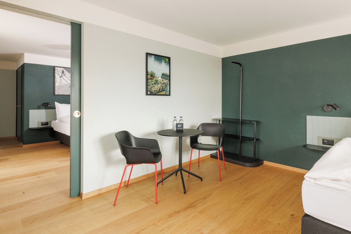 Suíte família, vista para a cidade | Roupas de cama premium, edredons de pluma, cofres nos quartos