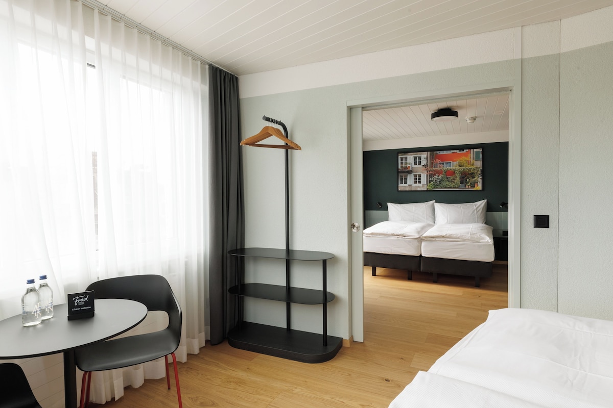 Quarto quádruplo família | Roupas de cama premium, edredons de pluma, cofres nos quartos