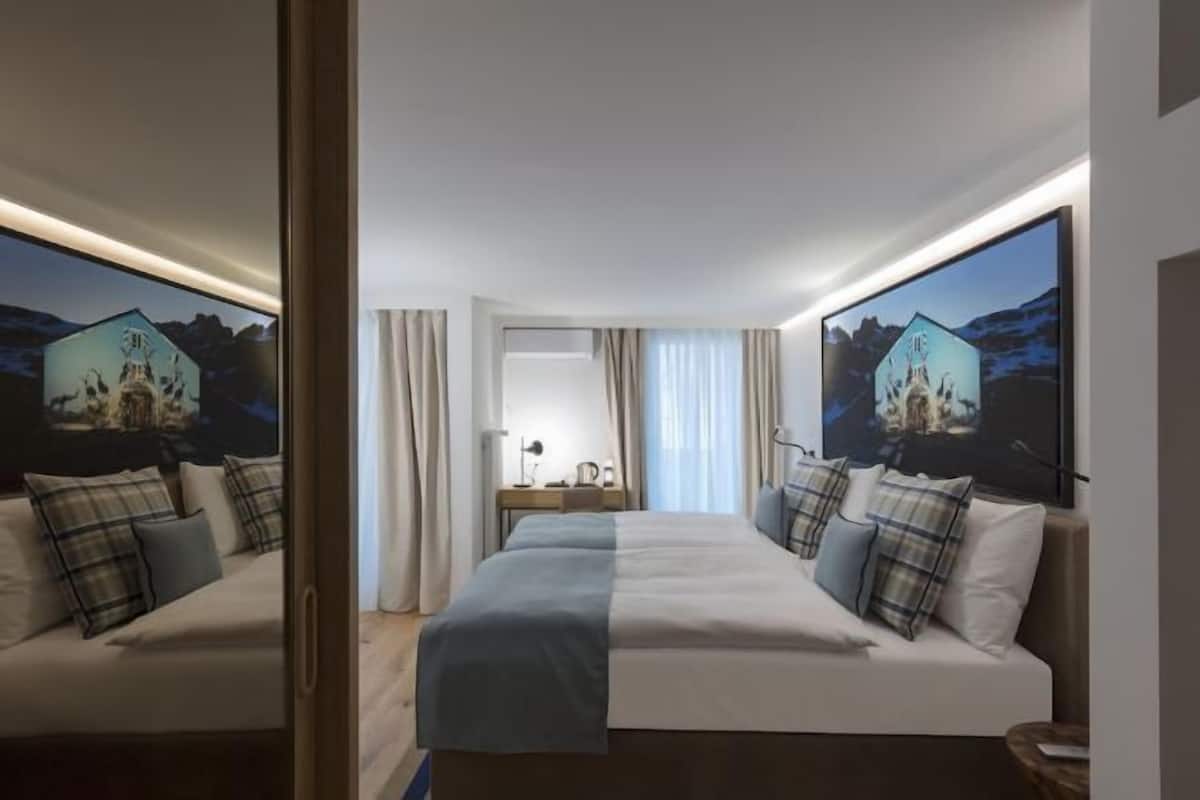 1 habitación, caja de seguridad en la habitación y escritorio