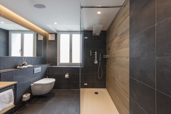 Bathroom - Fred Hotel Leonhardstrasse | Self Check-in (Zürich)
