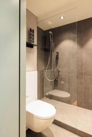 Shower, eco-friendly toiletries, hair dryer, towels - Fred Hotel Central (Zürich)