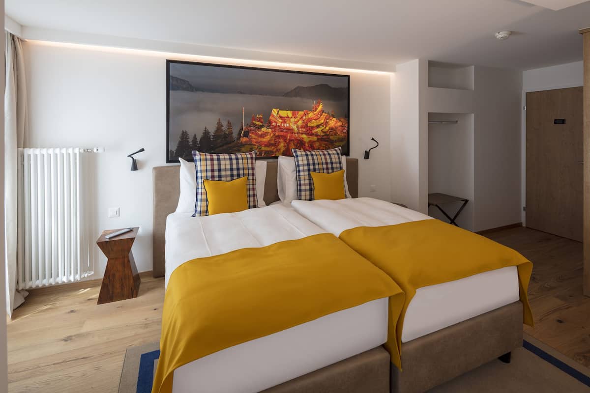 1 habitación, caja de seguridad en la habitación y escritorio