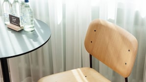 Literie de qualité, couette en duvet, coffre-fort, bureau