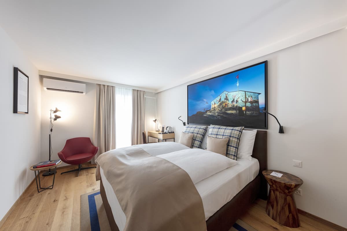 1 habitación, caja de seguridad en la habitación y escritorio