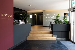 Mostrador para check-in y check-out