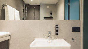 Douche, articles de toilette écologiques, séchoir à cheveux