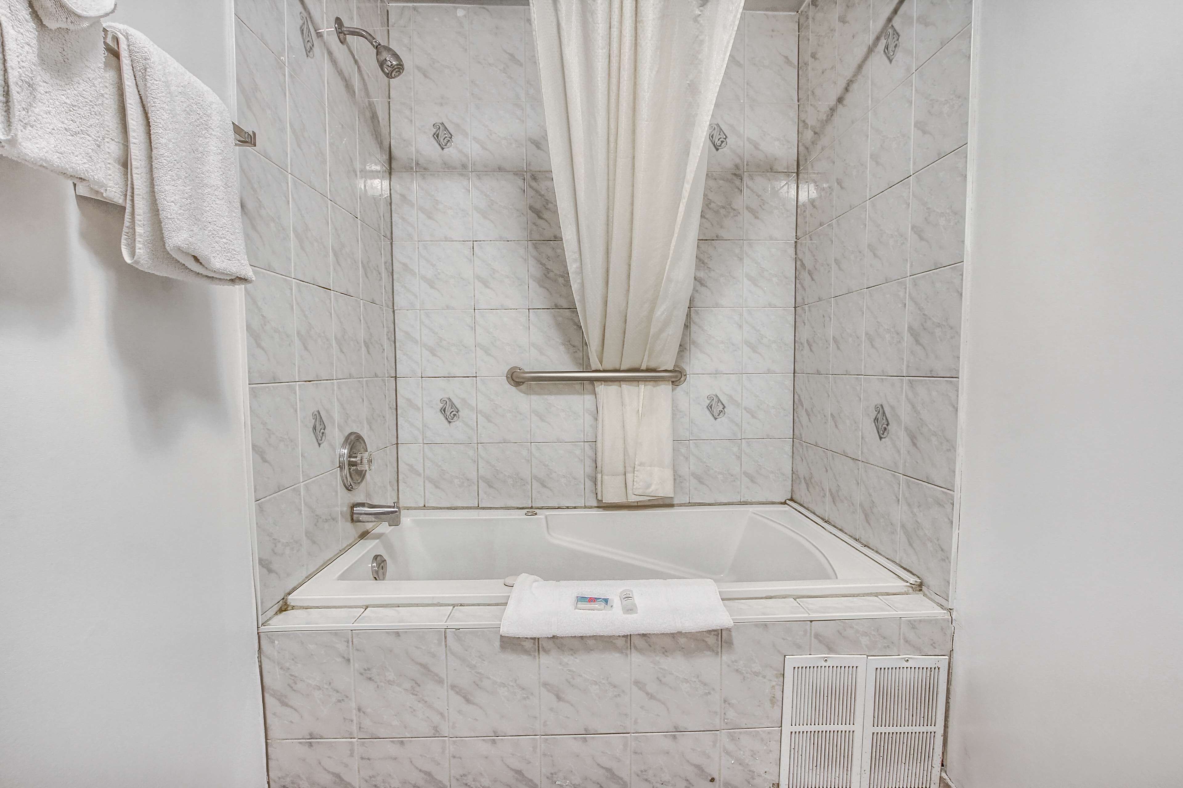 Ducha y bañera combinadas, secador de pelo, toallas y jabón