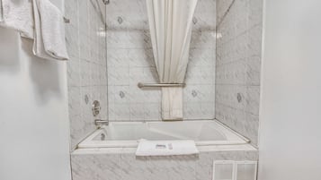 Ducha y bañera combinadas, secador de pelo, toallas y jabón