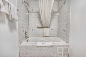 Combined shower/tub, hair dryer, towels, soap - Motel 6 Windsor, ON (Windsor)