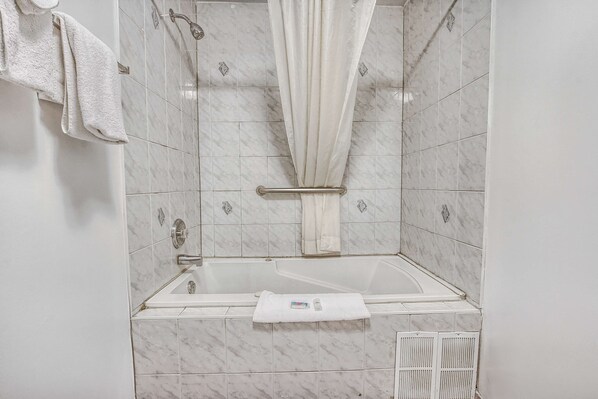 Combined shower/tub, hair dryer, towels, soap - Motel 6 Windsor, ON (Windsor)
