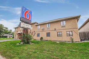 Exterior - Motel 6 Windsor, ON (Windsor)