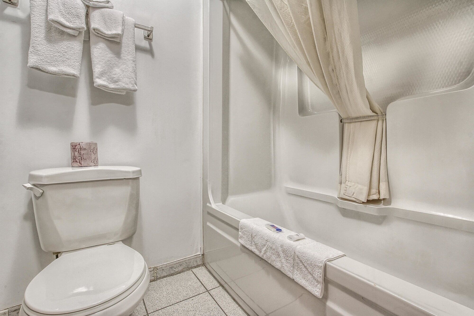 Ensemble douche/baignoire, sèche-cheveux, serviettes fournies, savon