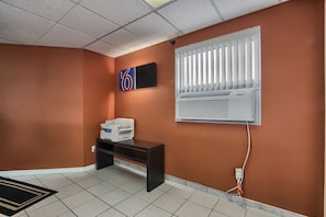 Lobby - Motel 6 Windsor, ON (Windsor)